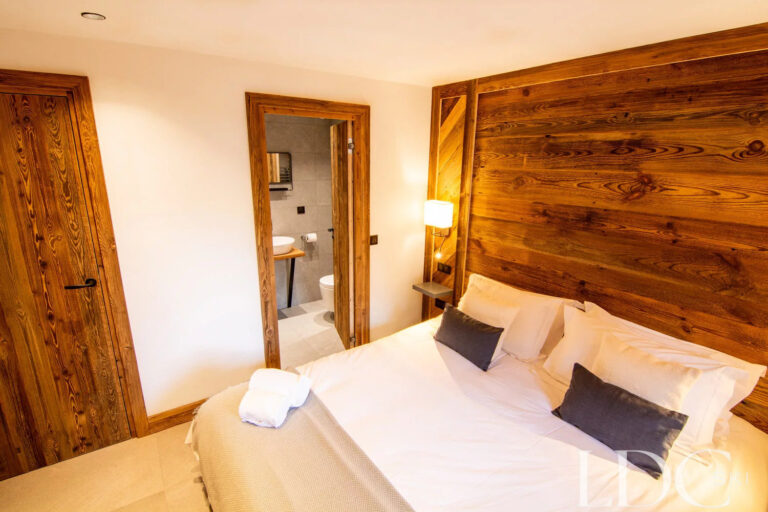 Double bedroom with ensuite at Chalet Camarine St Martin de Belleville
