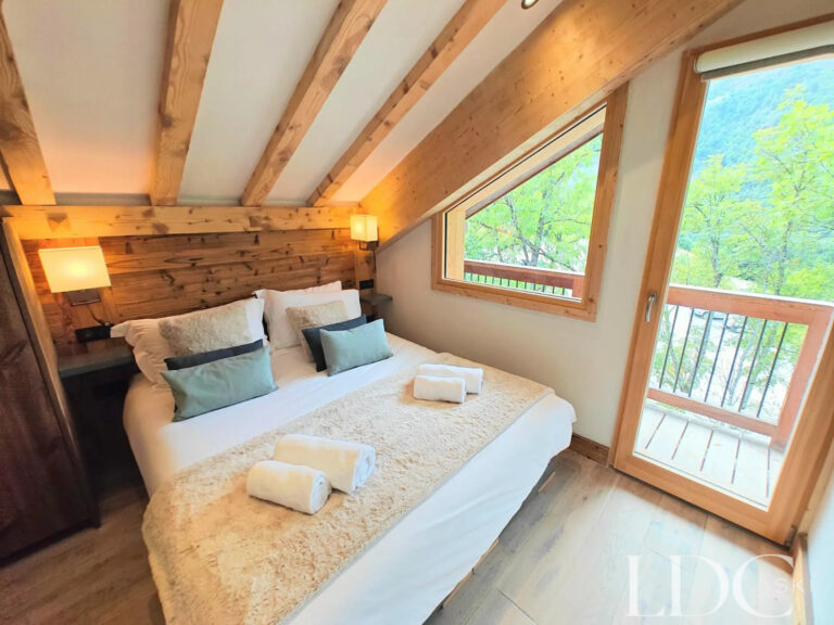 Double bedroom with mountain views at Chalet Camarine St Martin de Belleville