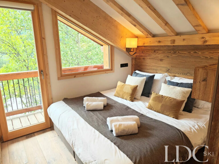 Ensuite double bedroom at Chalet Camarine St Martin de Belleville
