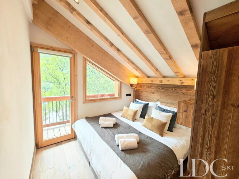 Double bedroom sloping roof at Chalet Camarine