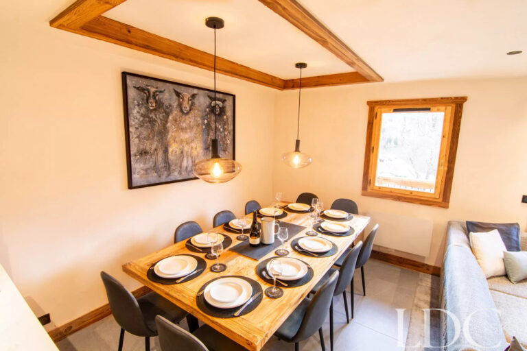 Chalet Camarine dining table