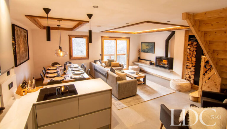 Chalet Camarine lounge and dining area with mountain views