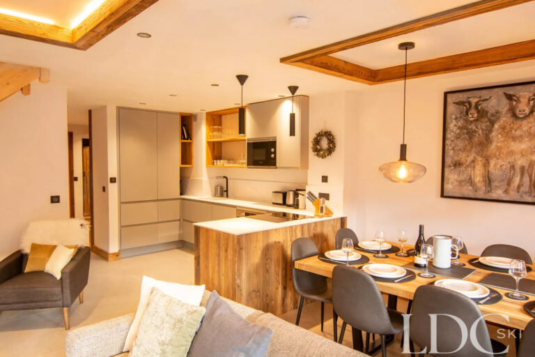 Chalet Camarine lounge and dining area with view of the kitchen