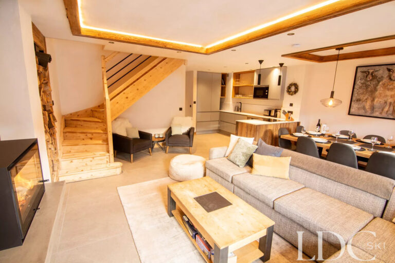 Chalet Camarine lounge and dining area