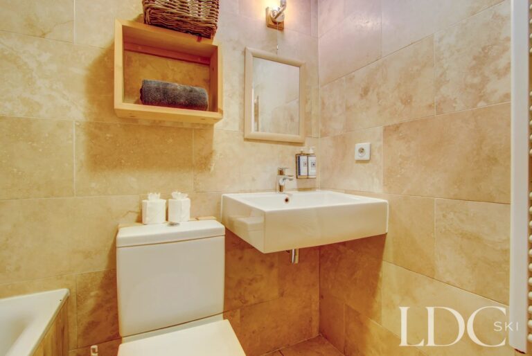 Chalet Jouet ensuite shower room with contemporary fittings