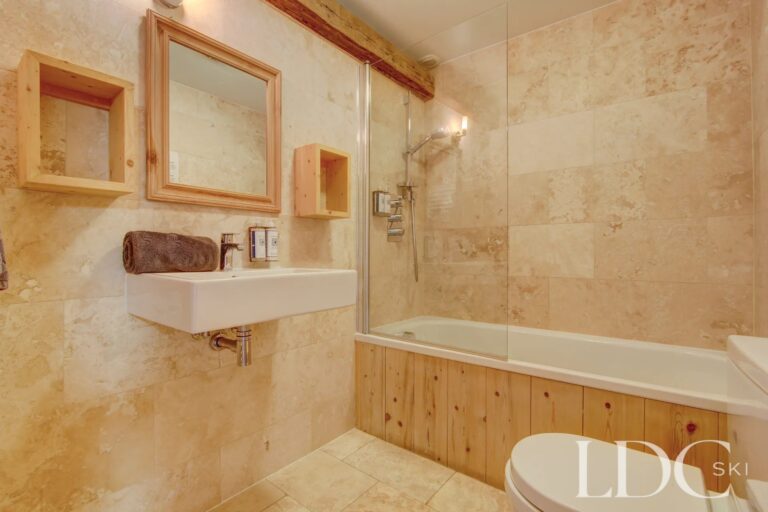Chalet Jouet bathroom with bath and overhead shower