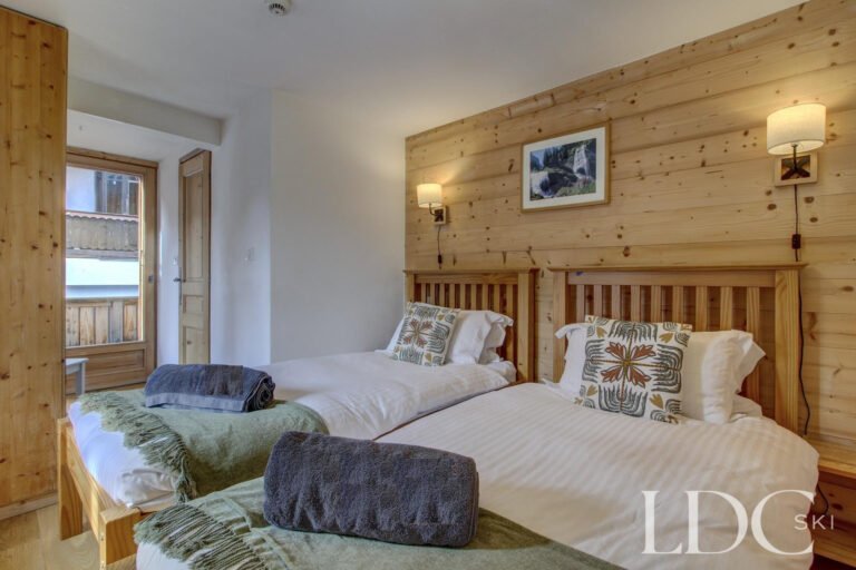 Chalet Jouet twin bedroom with balcony and alpine-style timber interior