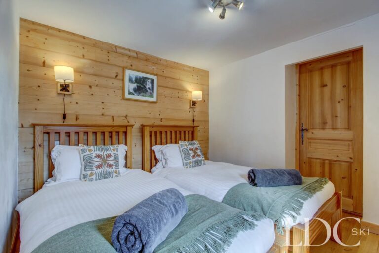Chalet Jouet twin bedroom with timber feature wall