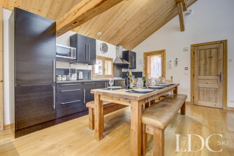 Chalet Jouet open-plan kitchen and dining area with timber dining table