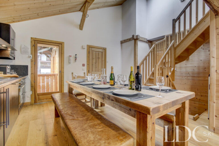 Chalet Jouet dining area beside the open-plan kitchen