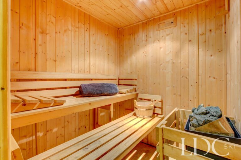 Chalet Jouet private wood-panelled sauna