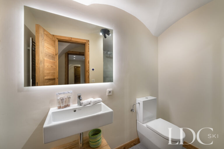 Contemporary bathroom at Chalet La Fermette with basin and curved ceiling