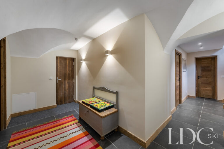 Chalet La Fermette hallway with bench