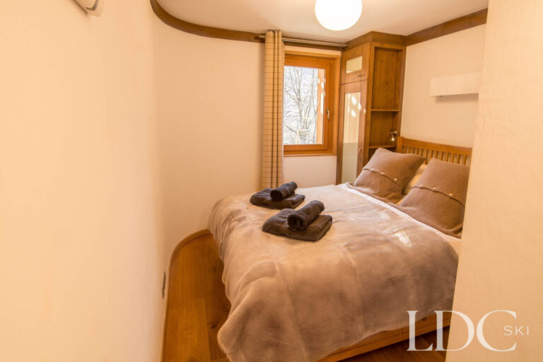 Cosy double bedroom at Chalet Le Pic Blanc with soft alpine-style furnishings