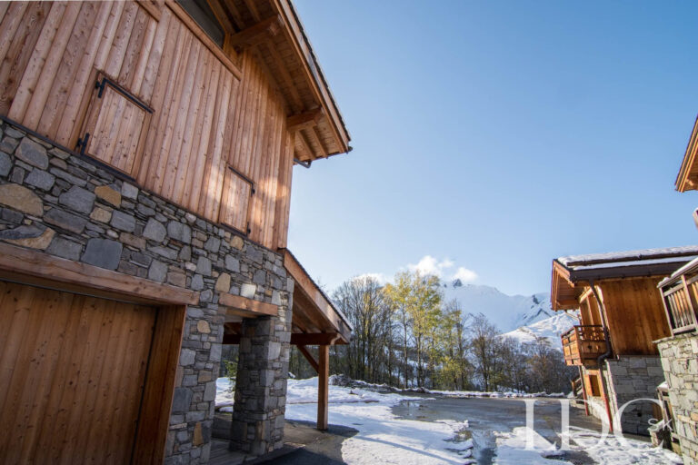 Chalet Le Pic Blanc exterior with snowy mountain scenery in St Martin de Belleville