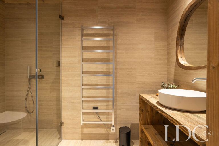 Contemporary shower room at Chalet Lenafaju with walk-in shower, heated towel rail and basin