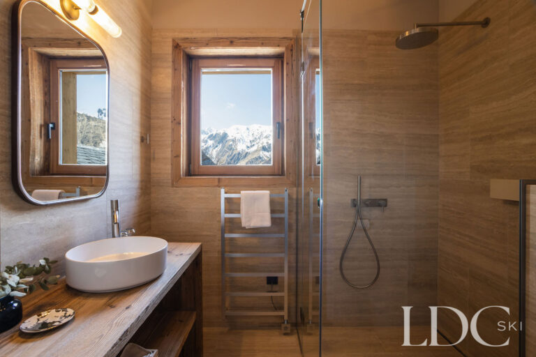 Bathroom at Chalet Lenafaju with walk-in shower, basin and mountain view from the window