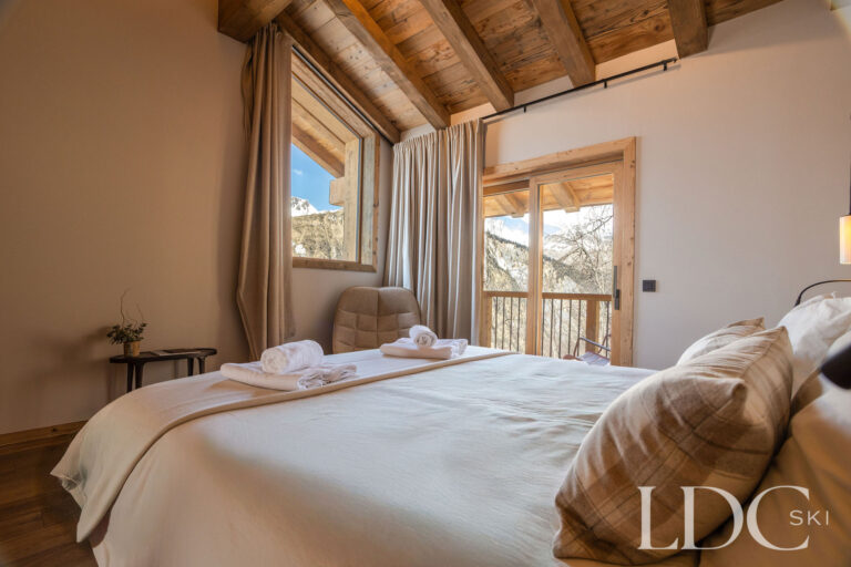Double bedroom at Chalet Lenafaju with balcony access and mountain views