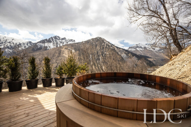 Outdoor hot tub at Chalet Lenafaju with panoramic mountain views in St Martin de Belleville