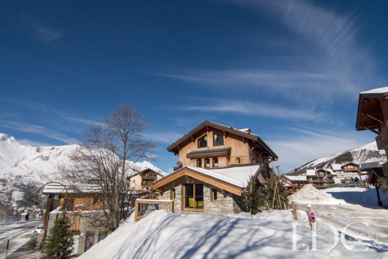 Chalet Saint Peres surrounded by snow in St Martin de Belleville