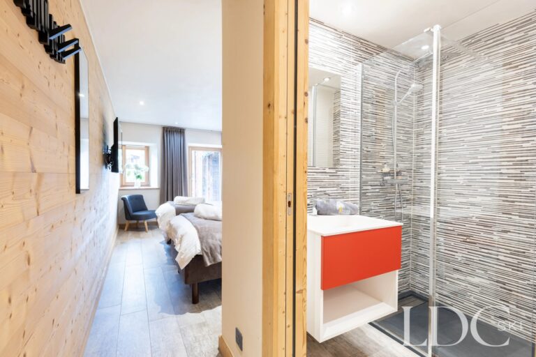 Bedroom with adjoining shower room at La Ferme de la Couttetaz