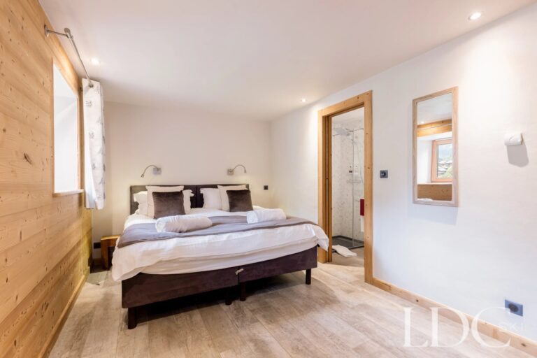 Double bedroom with adjoining bathroom at La Ferme de la Couttetaz
