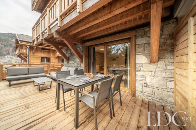 Les Deux Frères balcony with outdoor dining area