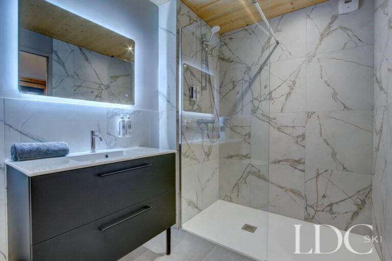 Contemporary shower room with marble-effect tiles at Piste Bleue