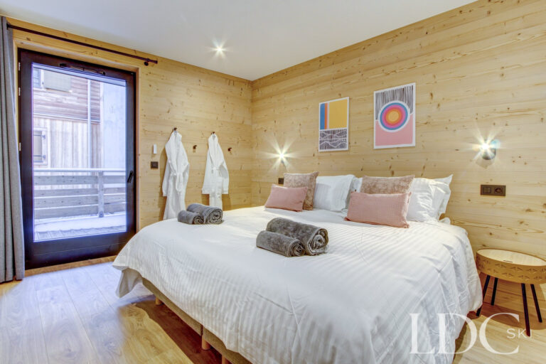 Double bedroom with balcony access at Piste Bleue in Morzine
