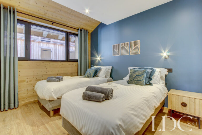 Double bedroom with blue feature wall at Piste Bleue