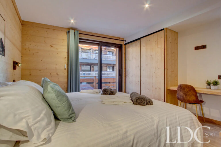 Double bedroom with balcony access at Piste Bleue