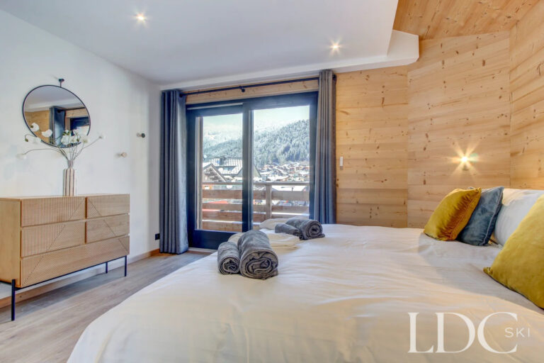 Double bedroom opening onto a balcony at Piste Bleue in Morzine