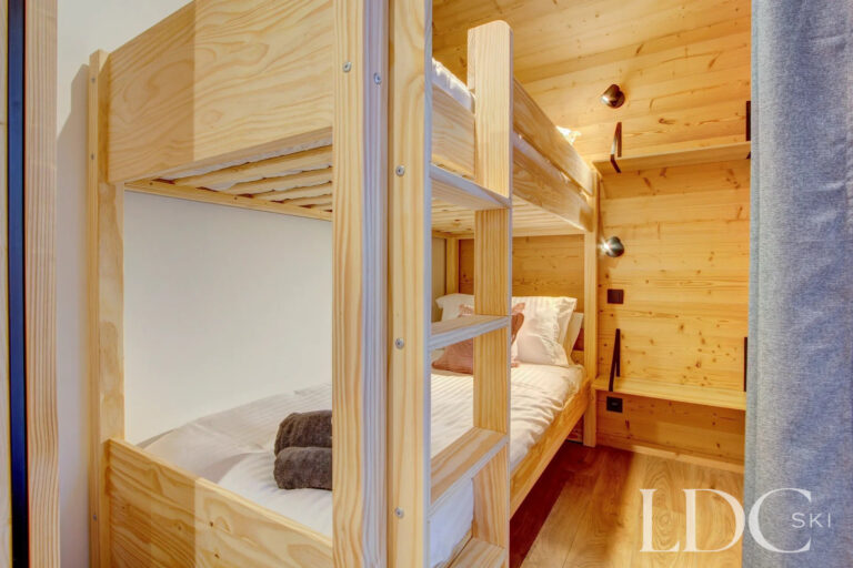Built-in timber bunk beds at Piste Bleue in Morzine