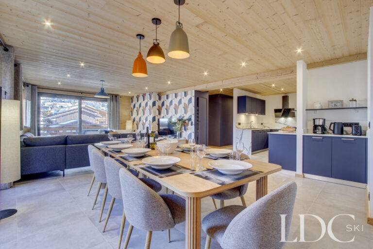 Open-plan dining area and distinctive blue kitchen at Piste Bleue in Morzine