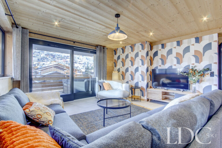 Lounge with large windows overlooking the mountains at Piste Bleue in Morzine