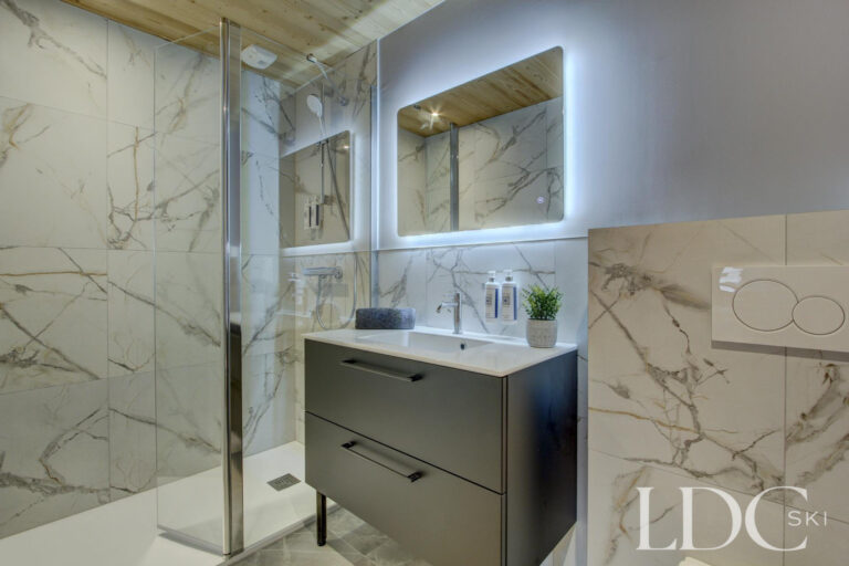 Piste Noire contemporary shower room with marble-effect finish