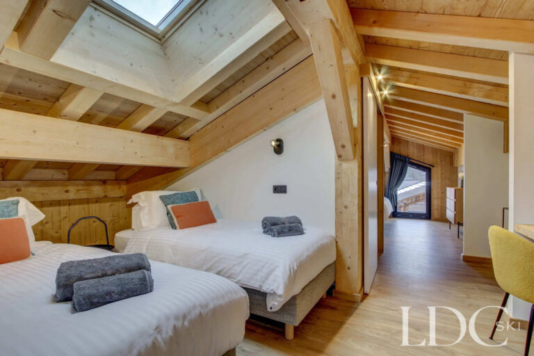 Piste Noire twin bedroom with vaulted timber ceiling