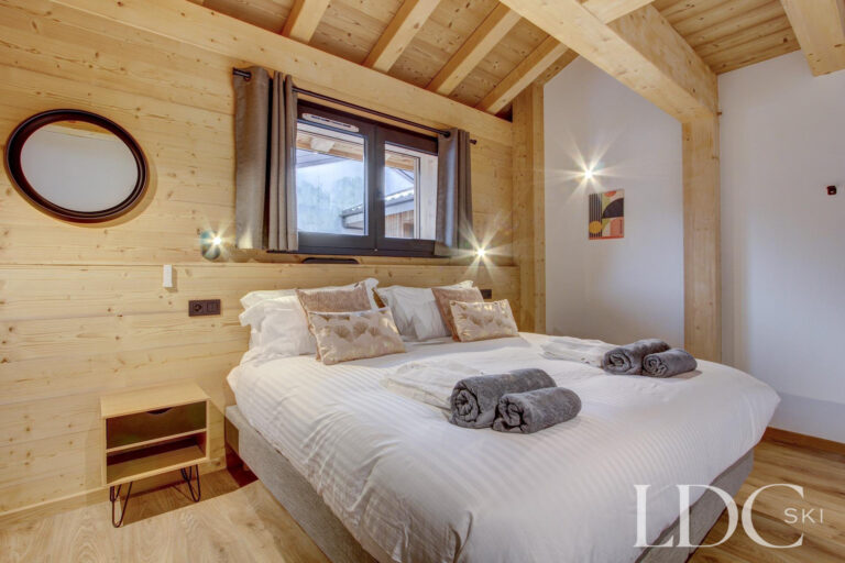 Piste Noire double bedroom with timber interior and mountain views