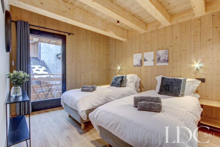 Piste Noire twin bedroom with balcony and mountain views in Morzine