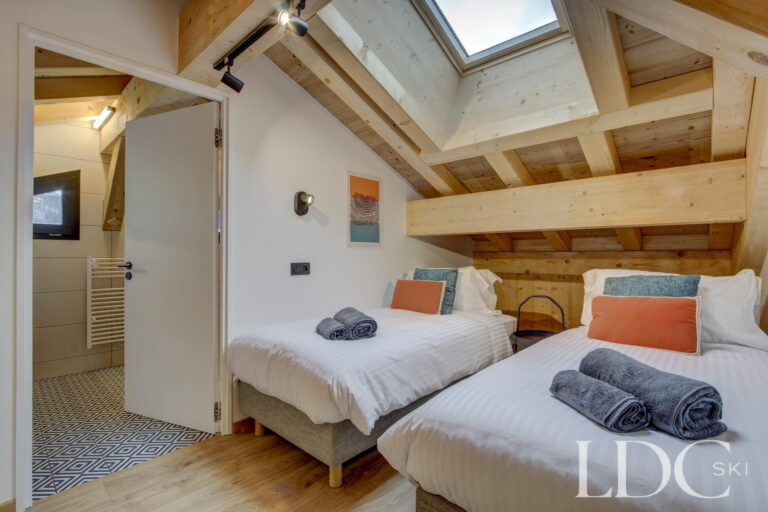 Piste Noire twin bedroom with vaulted ceiling and ensuite shower room