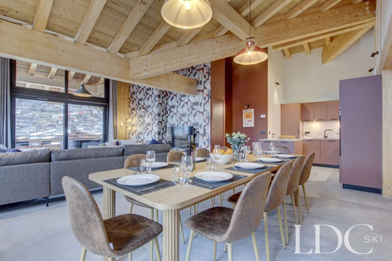 Piste Noire open-plan dining area adjoining the lounge and kitchen
