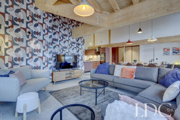 Piste Noire lounge with comfortable seating, TV and feature wall
