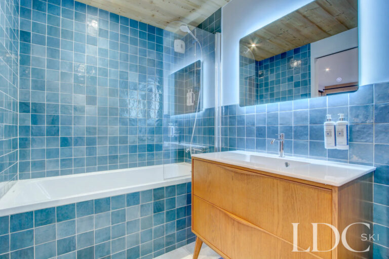 Piste Rouge bathroom with bath and blue tiling