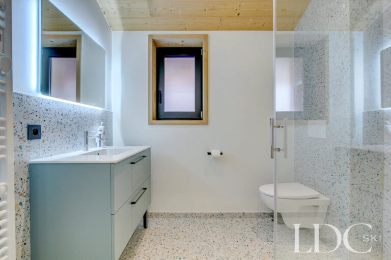 Piste Rouge modern bathroom