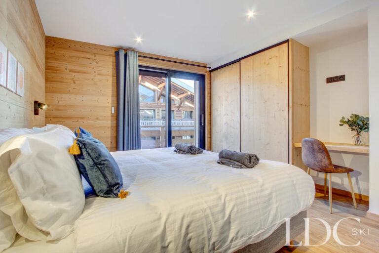 Piste Rouge double bedroom with mountain views