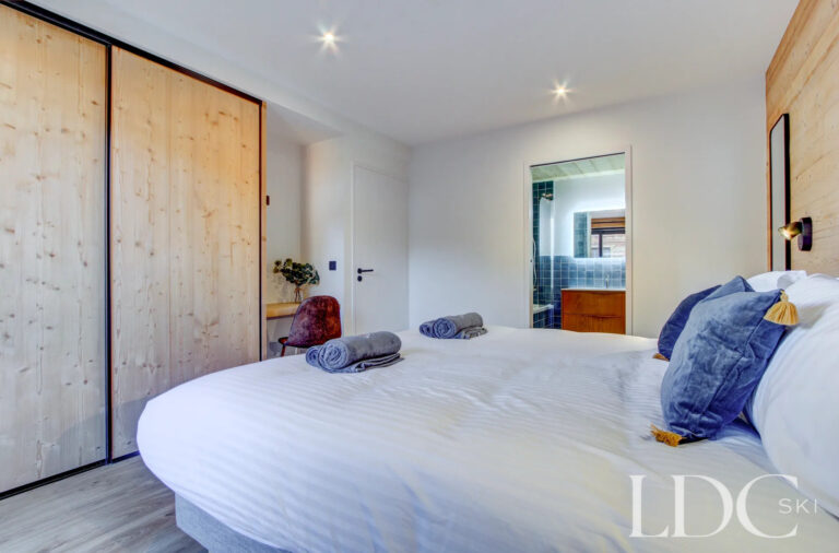 Piste Rouge double bedroom with ensuite bathroom