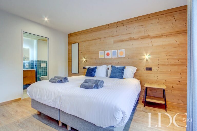 Piste Rouge double bedroom with timber feature wall