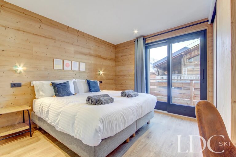 Piste Rouge double bedroom opening onto the balcony