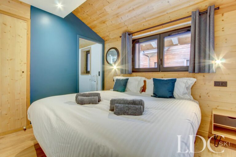 Piste Rouge double bedroom with contemporary alpine décor