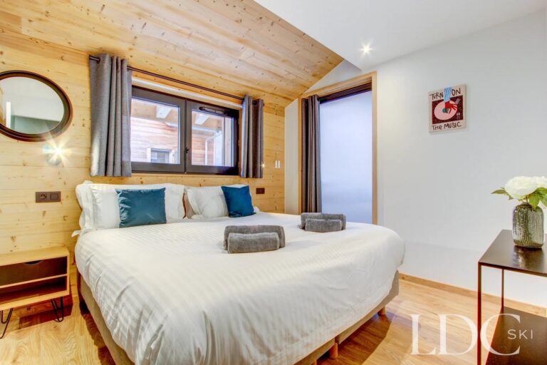 Piste Rouge double bedroom with balcony access